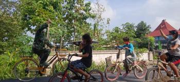 Anak-Anak Menikmati Jalan Baru Program TMMD 110 Bojonegoro